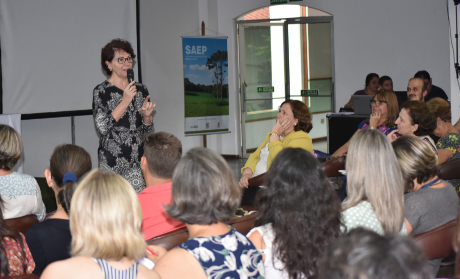 Tema é tratado no Seminário de Avaliação da Educação Básica, que acontece em Foz do Iguaçu. São debatidas as principais dificuldades no processo de ensino-aprendizagem nas escolas da rede estadual e alternativas para solucionar as questões.