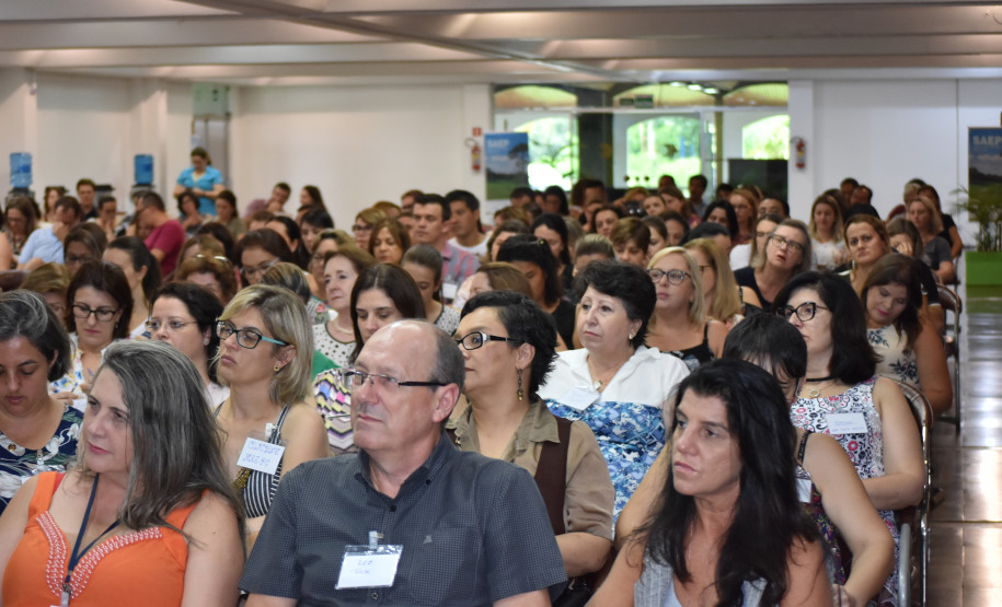Cerca de 200 pessoas, entre chefes de núcleos e técnicos das disciplinas de português e matemática, participam, em Foz do Iguaçu, do Seminário de Avaliação da Educação Básica. O evento é promovido pela Secretaria de Estado da Educação, começou nesta terça e vai até sexta-feira (23).