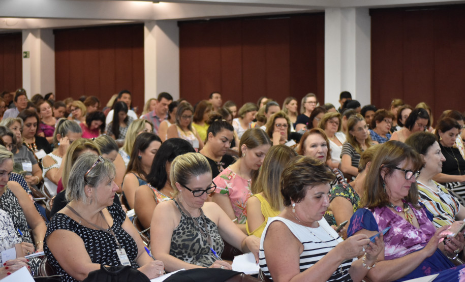 Cerca de 200 pessoas, entre chefes de núcleos e técnicos das disciplinas de português e matemática, participam, em Foz do Iguaçu, do Seminário de Avaliação da Educação Básica. O evento é promovido pela Secretaria de Estado da Educação, começou nesta terça e vai até sexta-feira (23).
