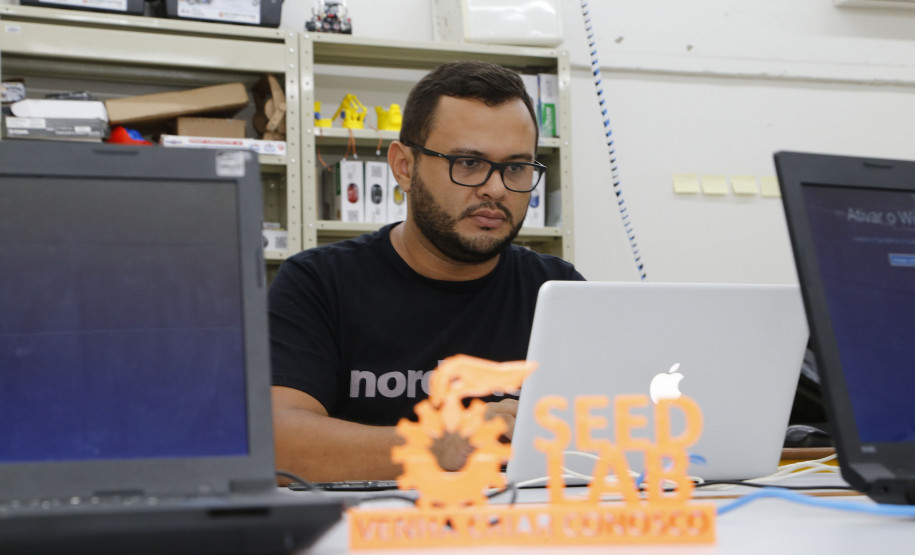 Delegação do RN conhece metodologias de ensino tecnológico do Paraná Secretaria Estadual de Educação do Paraná; Gurpo de funcionários da prefeitura municipal de Ceará Mirin do estado do Rio Grande do Norte visitam o Departamento de Políticas Tecnológica (DPTE), na foto Andy Pereira da Costa Freitas. 20-03-18. Foto: Hedeson Alves