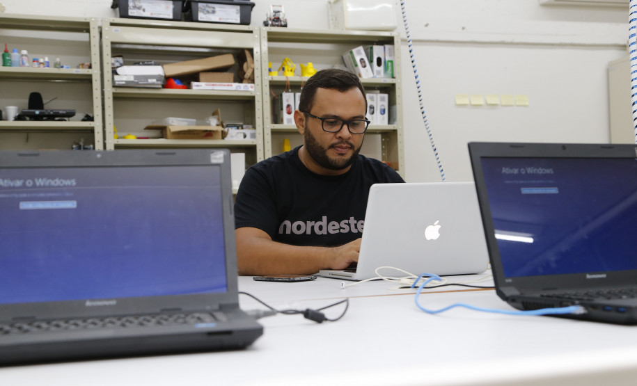 Delegação do RN conhece metodologias de ensino tecnológico do Paraná Secretaria Estadual de Educação do Paraná; Gurpo de funcionários da prefeitura municipal de Ceará Mirin do estado do Rio Grande do Norte visitam o Departamento de Políticas Tecnológica (DPTE), na foto Andy Pereira da Costa Freitas. 20-03-18. Foto: Hedeson Alves