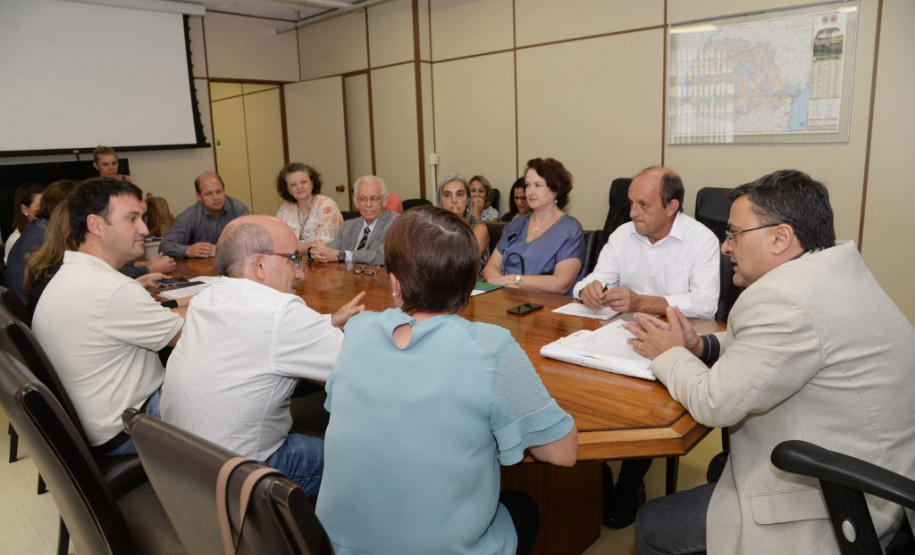 Governo do Paraná, Prefeitura de Curitiba e Sindicado dos Estabelecimentos de Ensino Particulares se unem para facilitar a vida das escolas públicas e privadas.