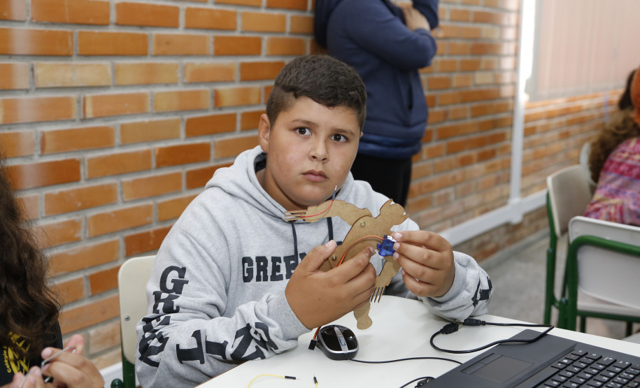 Secretaria Estadual de Educação do Paraná; Alunos do Colégio Estadual Livia Micheleto participão no DPTE de curso de robótica, na foto o aluno Brian Wallace de Souza. 27-03-18. Foto: Hedeson Alves