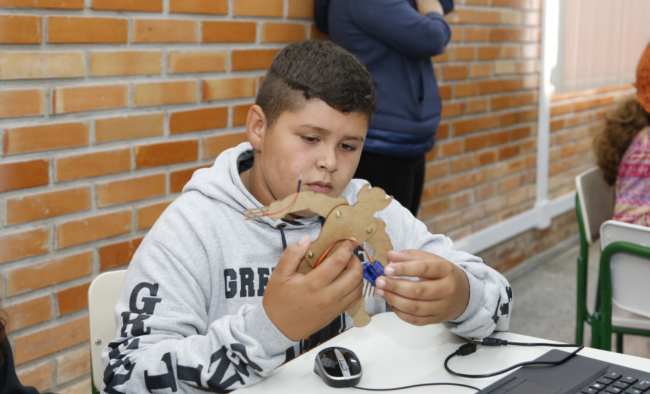Secretaria Estadual de Educação do Paraná; Alunos do Colégio Estadual Livia Micheleto participão no DPTE de curso de robótica, na foto o aluno Brian Wallace de Souza. 27-03-18. Foto: Hedeson Alves