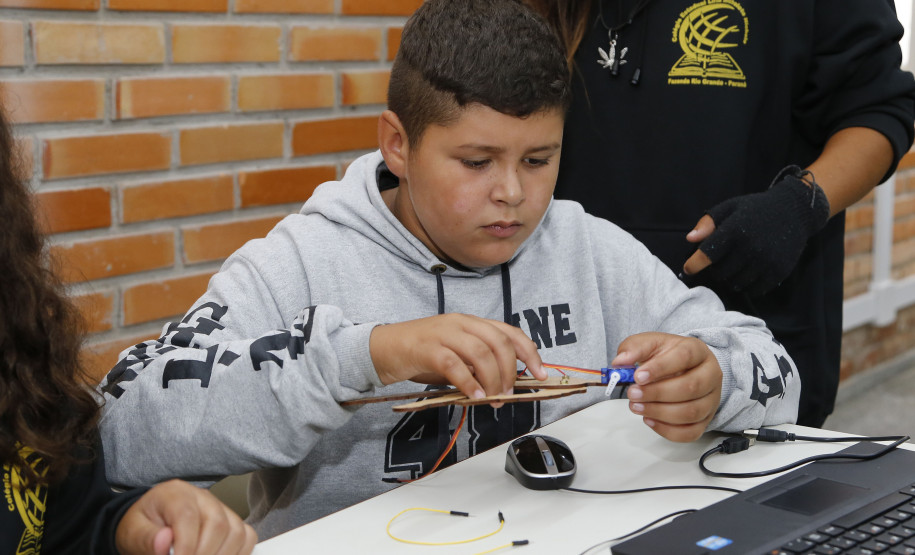 Secretaria Estadual de Educação do Paraná; Alunos do Colégio Estadual Livia Micheleto participão no DPTE de curso de robótica, na foto o aluno Brian Wallace de Souza. 27-03-18. Foto: Hedeson Alves