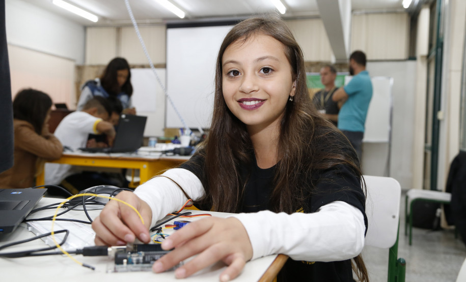 Secretaria Estadual de Educação do Paraná; Alunos do Colégio Estadual Livia Micheleto participão no DPTE de curso de robótica, na foto a aluna Emilly Amanda Erzinger. 27-03-18. Foto: Hedeson Alves
