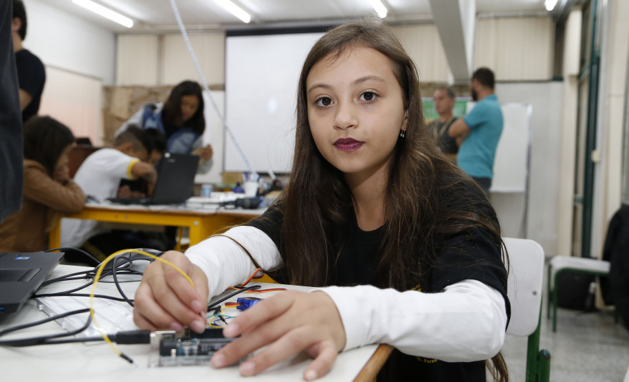 Secretaria Estadual de Educação do Paraná; Alunos do Colégio Estadual Livia Micheleto participão no DPTE de curso de robótica, na foto a aluna Emilly Amanda Erzinger. 27-03-18. Foto: Hedeson Alves