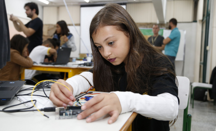Secretaria Estadual de Educação do Paraná; Alunos do Colégio Estadual Livia Micheleto participão no DPTE de curso de robótica, na foto a aluna Emilly Amanda Erzinger. 27-03-18. Foto: Hedeson Alves