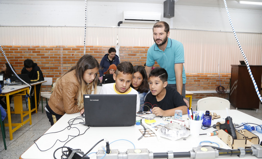 Secretaria Estadual de Educação do Paraná; Alunos do Colégio Estadual Livia Micheleto participão no DPTE de curso de robótica, na foto o professor Willian Coelho. 27-03-18. Foto: Hedeson Alves