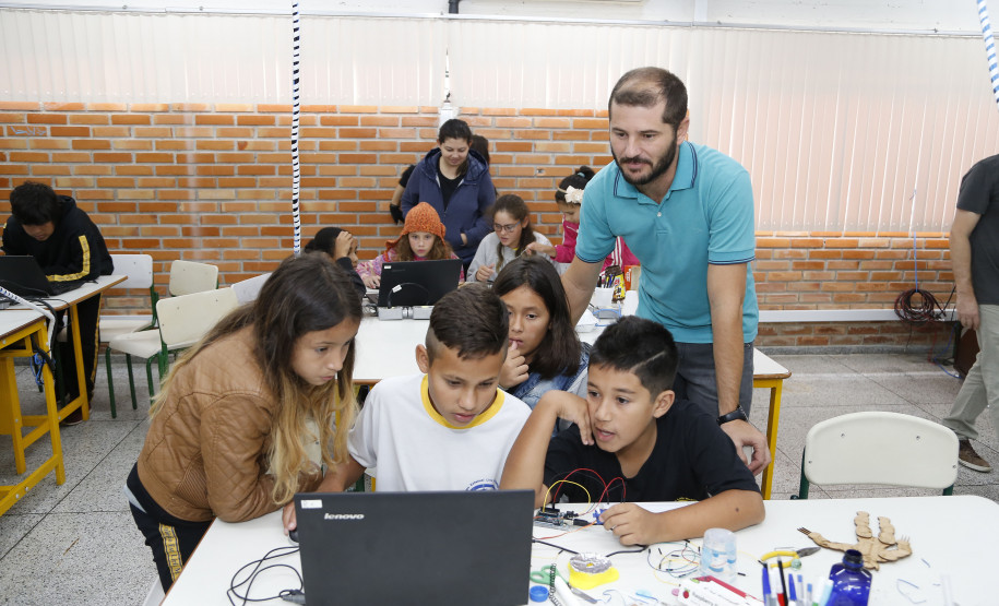 Secretaria Estadual de Educação do Paraná; Alunos do Colégio Estadual Livia Micheleto participão no DPTE de curso de robótica, na foto o professor Willian Coelho. 27-03-18. Foto: Hedeson Alves