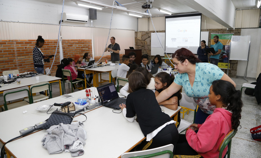 Secretaria Estadual de Educação do Paraná; Alunos do Colégio Estadual Livia Micheleto participão no DPTE de curso de robótica. 27-03-18. Foto: Hedeson Alves