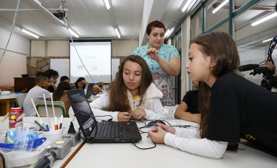 Secretaria Estadual de Educação do Paraná; Alunos do Colégio Estadual Livia Micheleto participão no DPTE de curso de robótica. 27-03-18. Foto: Hedeson Alves