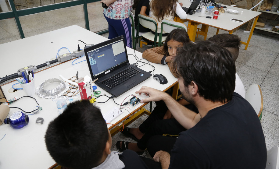Secretaria Estadual de Educação do Paraná; Alunos do Colégio Estadual Livia Micheleto participão no DPTE de curso de robótica. 27-03-18. Foto: Hedeson Alves