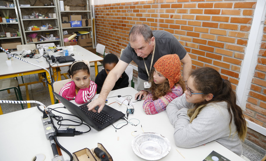 Secretaria Estadual de Educação do Paraná; Alunos do Colégio Estadual Livia Micheleto participão no DPTE de curso de robótica. 27-03-18. Foto: Hedeson Alves
