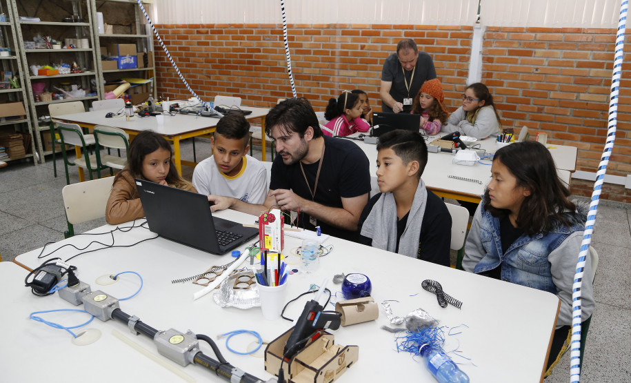 Ao término das oficinas, participantes recebem um certificado de conclusão. Para servidores da Educação os certificados contam para avanço no plano de carreira.