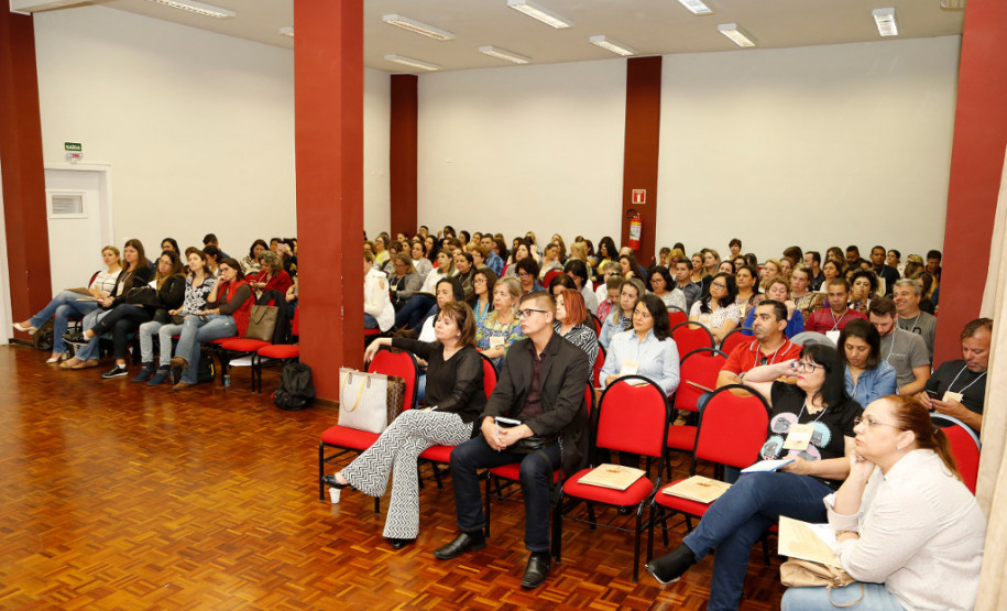 Cerca de 140 docentes de 34 escolas estaduais de todo Paraná estão participando, em Curitiba, de formação de atualização promovida pela Secretaria de Estado da Educação e o Conselho Regional de Enfermagem do Paraná (Coren-PR). Eles atuam no Curso Técnico em Enfermagem da rede estadual como coordenadores de cursos, coordenadores/supervisores de estágio e professores.