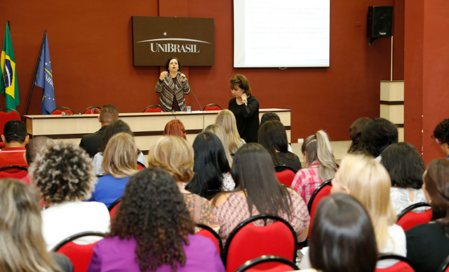 Cerca de 140 docentes de 34 escolas estaduais de todo Paraná estão participando, em Curitiba, de formação de atualização promovida pela Secretaria de Estado da Educação e o Conselho Regional de Enfermagem do Paraná (Coren-PR). Eles atuam no Curso Técnico em Enfermagem da rede estadual como coordenadores de cursos, coordenadores/supervisores de estágio e professores.