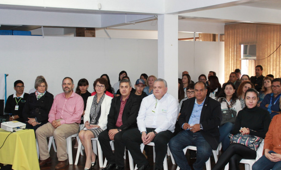 O Governo do Estado inaugurou nessa quarta-feira (28), em Guarapuava, no Centro do Estado, uma nova sede do Centro de Apoio ao Surdo e aos Profissionais da Educação de Surdos (CAS). Com o novo centro, a Secretaria de Estado da Educação vai expandir o atendimento especializado a cerca de 2 mil alunos surdos matriculados na rede estadual de ensino e em unidades conveniadas presentes nos 32 Núcleos Regionais da Educação (NREs).