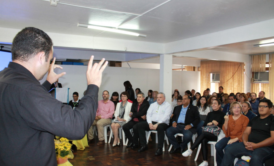 O Governo do Estado inaugurou nessa quarta-feira (28), em Guarapuava, no Centro do Estado, uma nova sede do Centro de Apoio ao Surdo e aos Profissionais da Educação de Surdos (CAS). Com o novo centro, a Secretaria de Estado da Educação vai expandir o atendimento especializado a cerca de 2 mil alunos surdos matriculados na rede estadual de ensino e em unidades conveniadas presentes nos 32 Núcleos Regionais da Educação (NREs).