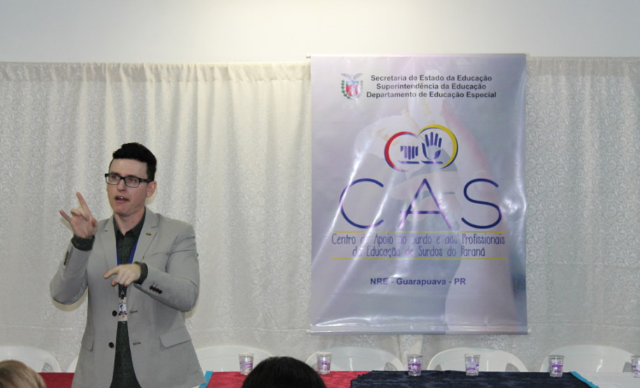 O Governo do Estado inaugurou nessa quarta-feira (28), em Guarapuava, no Centro do Estado, uma nova sede do Centro de Apoio ao Surdo e aos Profissionais da Educação de Surdos (CAS). Com o novo centro, a Secretaria de Estado da Educação vai expandir o atendimento especializado a cerca de 2 mil alunos surdos matriculados na rede estadual de ensino e em unidades conveniadas presentes nos 32 Núcleos Regionais da Educação (NREs).