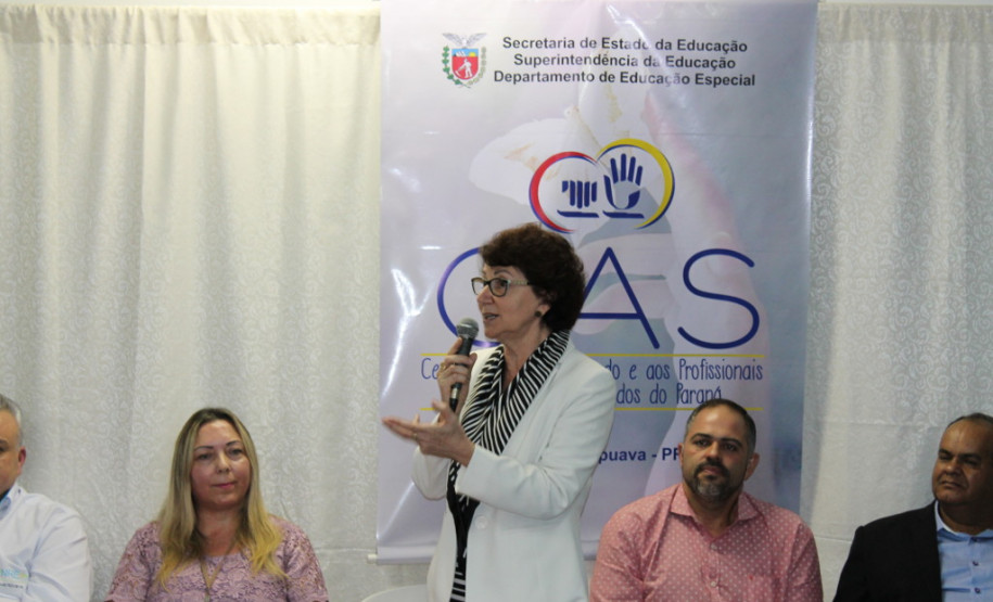 “A inauguração deste CAS é um marco na história da educação especial, da educação inclusiva no nosso Estado. Antes tínhamos apenas um Centro de Apoio a Surdos em Curitiba que atendia 11 regionais. No Paraná temos 32 regionais e agora, com o CAS em Guarapuava, estaremos aptos a atender o Paraná todo. Estamos fazendo um resgate deste atendimento aos surdos de todo o Paraná”, afirmou a secretária de Estado da Educação, professora Ana Seres.