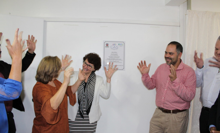 O Governo do Estado inaugurou nessa quarta-feira (28), em Guarapuava, no Centro do Estado, uma nova sede do Centro de Apoio ao Surdo e aos Profissionais da Educação de Surdos (CAS). Com o novo centro, a Secretaria de Estado da Educação vai expandir o atendimento especializado a cerca de 2 mil alunos surdos matriculados na rede estadual de ensino e em unidades conveniadas presentes nos 32 Núcleos Regionais da Educação (NREs).