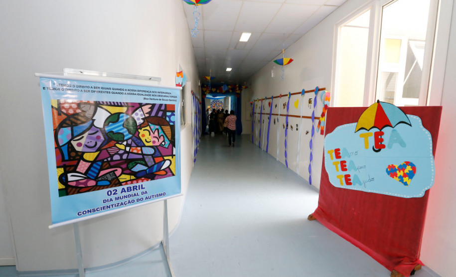 Uma peça teatral sobre a Paixão de Cristo é a atividade escolhida pela Escola Estadual Lucy Requião Mello e Silva na modalidade Educação Especial, em Curitiba, para destacar o Dia Mundial da Conscientização do Autismo. A apresentação é resultado das ações realizadas na escola para desenvolver o potencial de seus estudantes autistas.