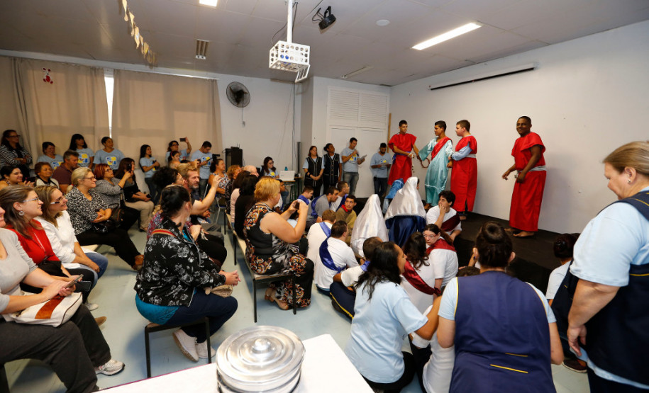Uma peça teatral sobre a Paixão de Cristo é a atividade escolhida pela Escola Estadual Lucy Requião Mello e Silva na modalidade Educação Especial, em Curitiba, para destacar o Dia Mundial da Conscientização do Autismo. A apresentação é resultado das ações realizadas na escola para desenvolver o potencial de seus estudantes autistas.