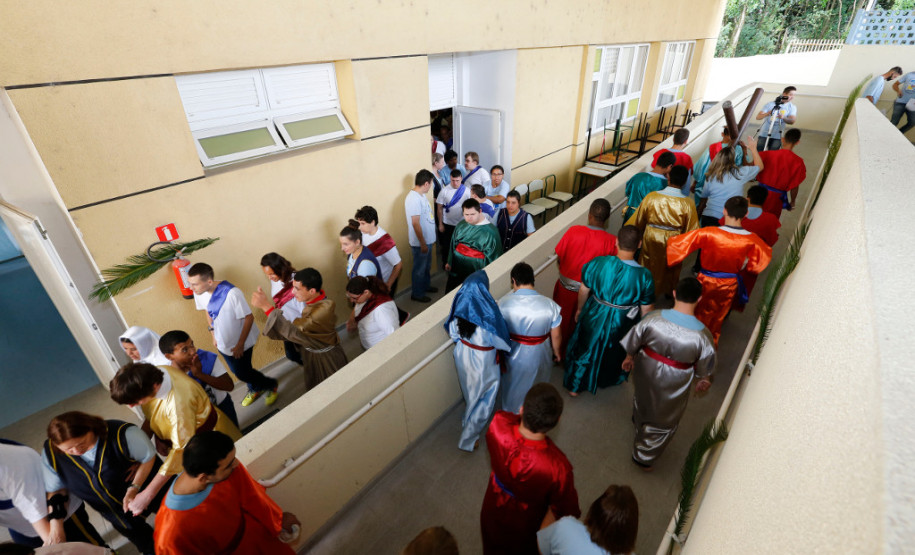 Uma peça teatral sobre a Paixão de Cristo é a atividade escolhida pela Escola Estadual Lucy Requião Mello e Silva na modalidade Educação Especial, em Curitiba, para destacar o Dia Mundial da Conscientização do Autismo. A apresentação é resultado das ações realizadas na escola para desenvolver o potencial de seus estudantes autistas.