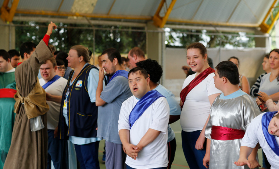 Uma peça teatral sobre a Paixão de Cristo é a atividade escolhida pela Escola Estadual Lucy Requião Mello e Silva na modalidade Educação Especial, em Curitiba, para destacar o Dia Mundial da Conscientização do Autismo. A apresentação é resultado das ações realizadas na escola para desenvolver o potencial de seus estudantes autistas.