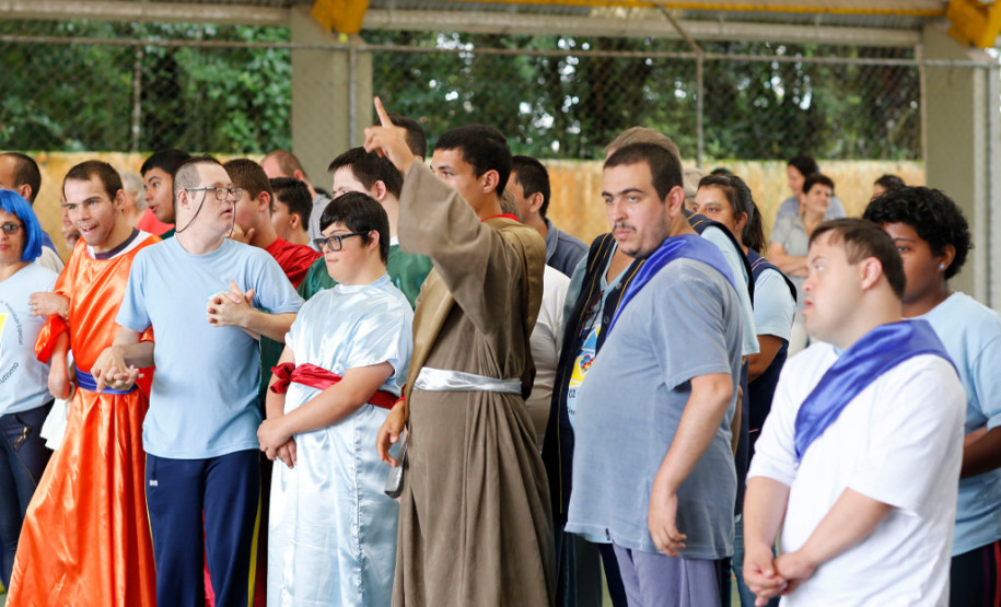 Uma peça teatral sobre a Paixão de Cristo é a atividade escolhida pela Escola Estadual Lucy Requião Mello e Silva na modalidade Educação Especial, em Curitiba, para destacar o Dia Mundial da Conscientização do Autismo. A apresentação é resultado das ações realizadas na escola para desenvolver o potencial de seus estudantes autistas.