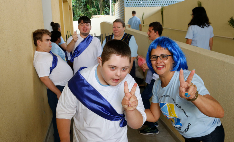Uma peça teatral sobre a Paixão de Cristo é a atividade escolhida pela Escola Estadual Lucy Requião Mello e Silva na modalidade Educação Especial, em Curitiba, para destacar o Dia Mundial da Conscientização do Autismo. A apresentação é resultado das ações realizadas na escola para desenvolver o potencial de seus estudantes autistas.