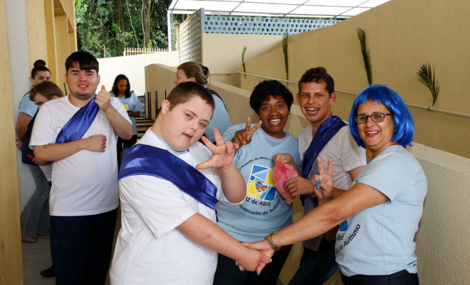 Uma peça teatral sobre a Paixão de Cristo é a atividade escolhida pela Escola Estadual Lucy Requião Mello e Silva na modalidade Educação Especial, em Curitiba, para destacar o Dia Mundial da Conscientização do Autismo. A apresentação é resultado das ações realizadas na escola para desenvolver o potencial de seus estudantes autistas.