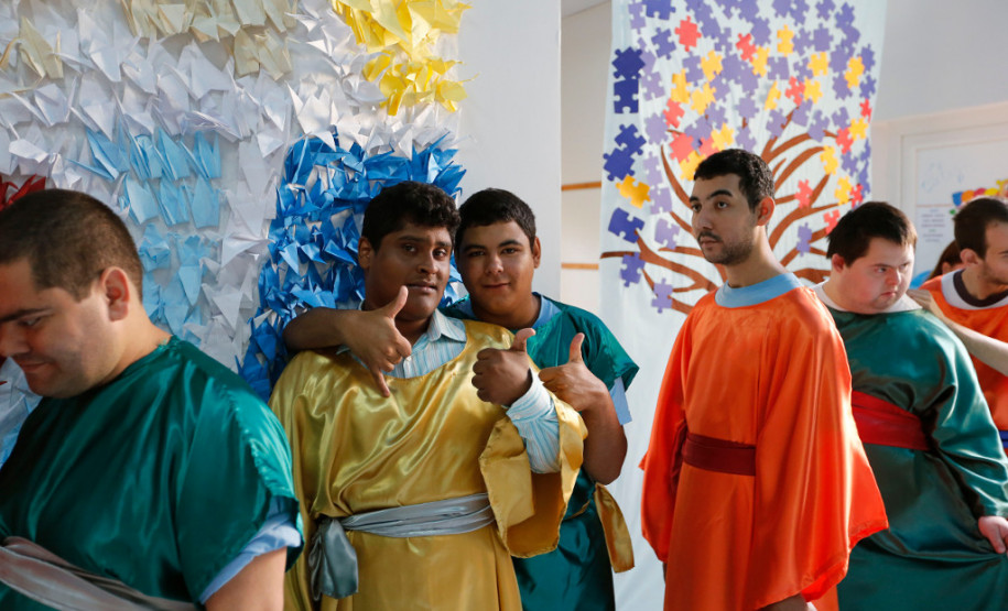 Uma peça teatral sobre a Paixão de Cristo é a atividade escolhida pela Escola Estadual Lucy Requião Mello e Silva na modalidade Educação Especial, em Curitiba, para destacar o Dia Mundial da Conscientização do Autismo. A apresentação é resultado das ações realizadas na escola para desenvolver o potencial de seus estudantes autistas.