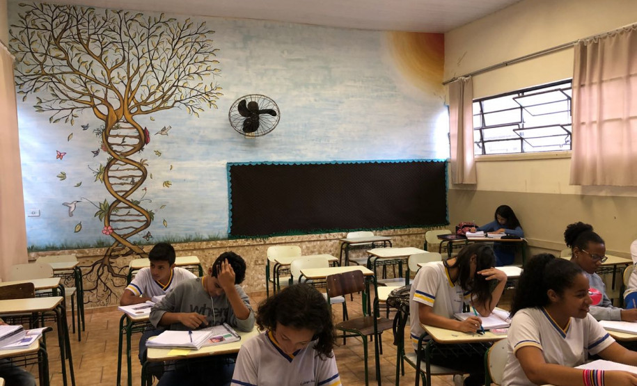 Salas de aula ambiente são organizadas pelos professores conforme os conteúdos são trabalhados. Iniciativa diversifica rotina de nove horas diárias de estudo.
