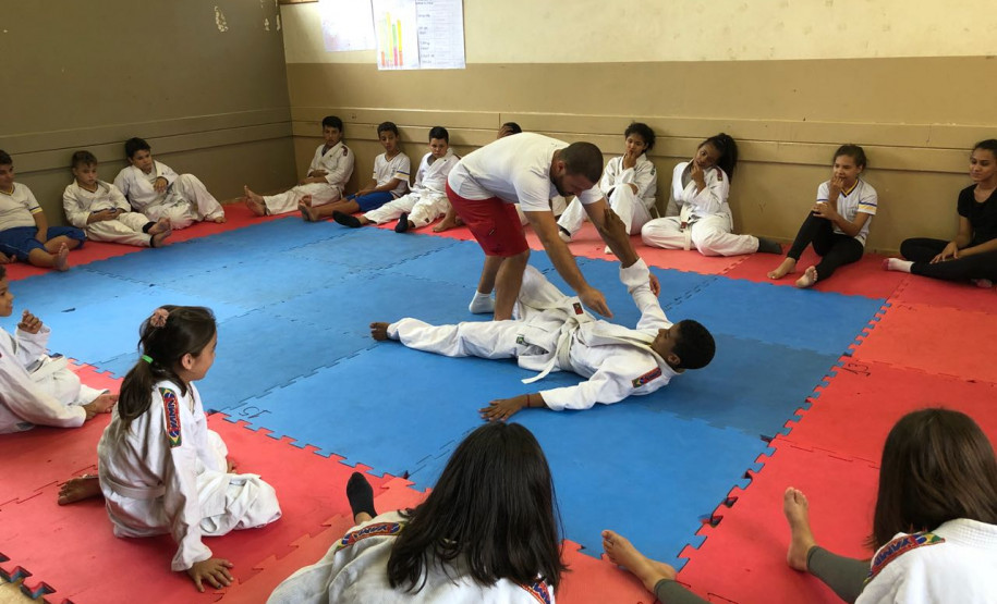 Salas de aula ambiente são organizadas pelos professores conforme os conteúdos são trabalhados. Iniciativa diversifica rotina de nove horas diárias de estudo.