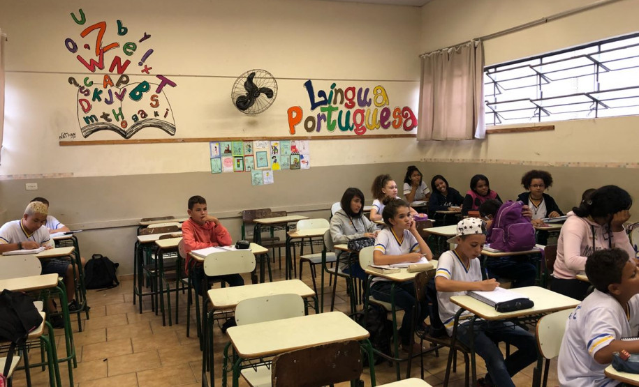 Salas de aula ambiente são organizadas pelos professores conforme os conteúdos são trabalhados. Iniciativa diversifica rotina de nove horas diárias de estudo.