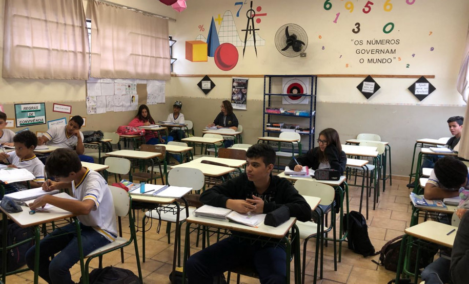 Salas de aula ambiente são organizadas pelos professores conforme os conteúdos são trabalhados. Iniciativa diversifica rotina de nove horas diárias de estudo.