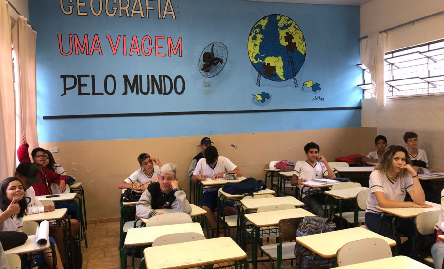Salas de aula ambiente são organizadas pelos professores conforme os conteúdos são trabalhados. Iniciativa diversifica rotina de nove horas diárias de estudo.