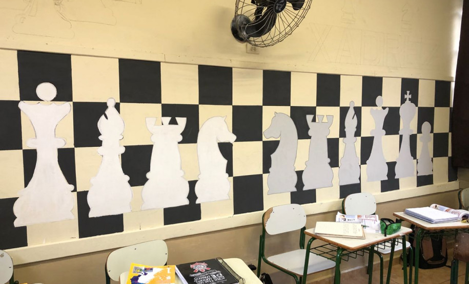 Salas de aula ambiente são organizadas pelos professores conforme os conteúdos são trabalhados. Iniciativa diversifica rotina de nove horas diárias de estudo.