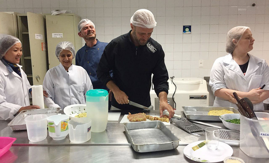 Parceria com profissionais e empresas que promovem palestras, oficinas, seminários e cursos de extensão que complementam a formação.