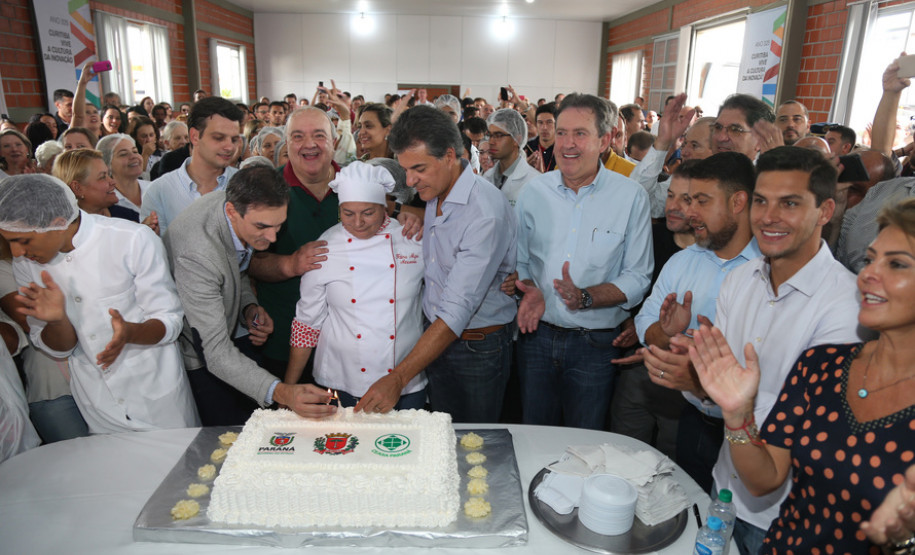 O governador Beto Richa e o prefeito de Curitiba, Rafael Greca, cortam bolo em comemorações dos 325 anos que Curitiba feito por alunos do curso técnico em Nutrição e Dietética .Curitiba,29/03/2018Foto: Orlando Kissner / ANPr