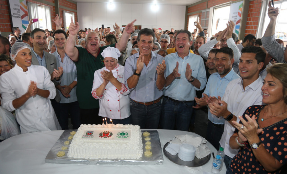 O governador Beto Richa e o prefeito de Curitiba, Rafael Greca, cortam bolo em comemorações dos 325 anos que Curitiba feito por alunos do curso técnico em Nutrição e Dietética .Curitiba,29/03/2018Foto: Orlando Kissner / ANPr
