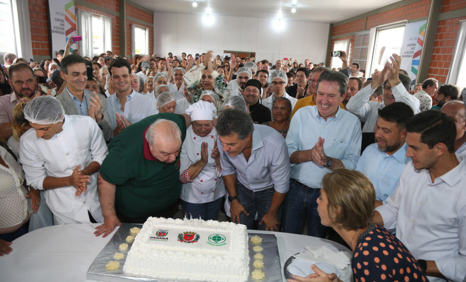 O governador Beto Richa e o prefeito de Curitiba, Rafael Greca, cortam bolo em comemorações dos 325 anos que Curitiba feito por alunos do curso técnico em Nutrição e Dietética .Curitiba,29/03/2018Foto: Orlando Kissner / ANPr
