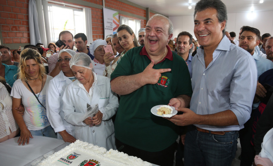O governador Beto Richa e o prefeito de Curitiba, Rafael Greca, cortam bolo em comemorações dos 325 anos que Curitiba feito por alunos do curso técnico em Nutrição e Dietética .Curitiba,29/03/2018Foto: Orlando Kissner / ANPr