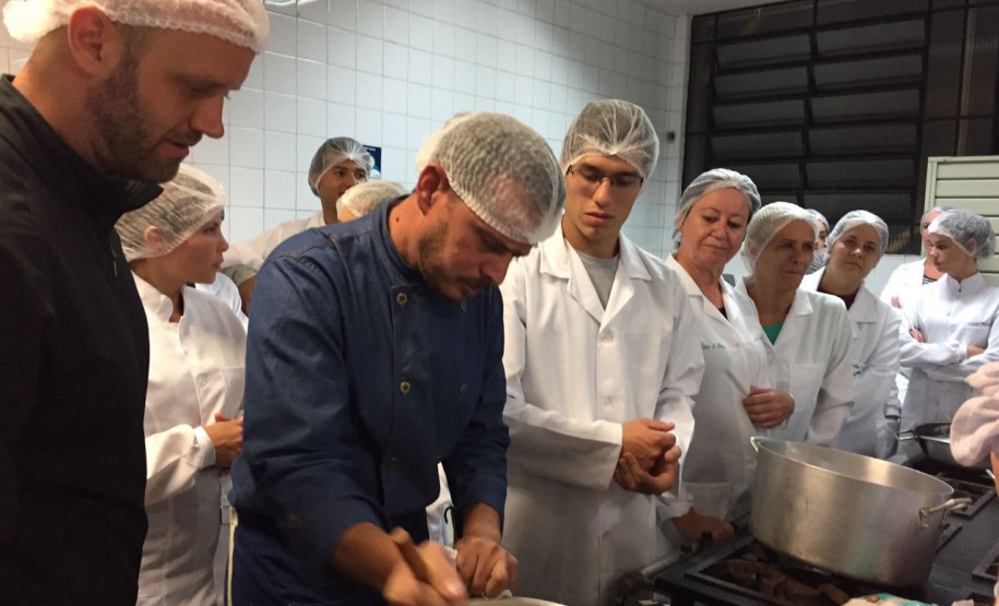 Parceria com profissionais e empresas que promovem palestras, oficinas, seminários e cursos de extensão que complementam a formação.