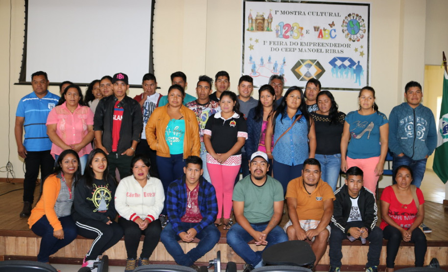 A Secretaria da Educação do Paraná promove nesta quarta-feira (04) a aula inaugural do Curso de Formação de Docentes da Educação Infantil e Anos Iniciais do Ensino Fundamental na Modalidade Normal Bilíngue Kaingang/Guarani – Aproveitamento de Estudos. O curso está sendo ofertado no Centro Estadual de Educação Profissional (CEEP) de Manoel Ribas, região Central, onde estão matriculados 45 alunos da etnia Kaingang e 43 alunos da etnia Guarani.