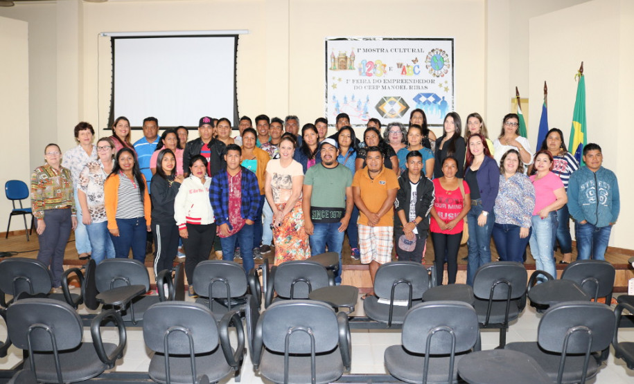 A Secretaria da Educação do Paraná promove nesta quarta-feira (04) a aula inaugural do Curso de Formação de Docentes da Educação Infantil e Anos Iniciais do Ensino Fundamental na Modalidade Normal Bilíngue Kaingang/Guarani – Aproveitamento de Estudos. O curso está sendo ofertado no Centro Estadual de Educação Profissional (CEEP) de Manoel Ribas, região Central, onde estão matriculados 45 alunos da etnia Kaingang e 43 alunos da etnia Guarani.