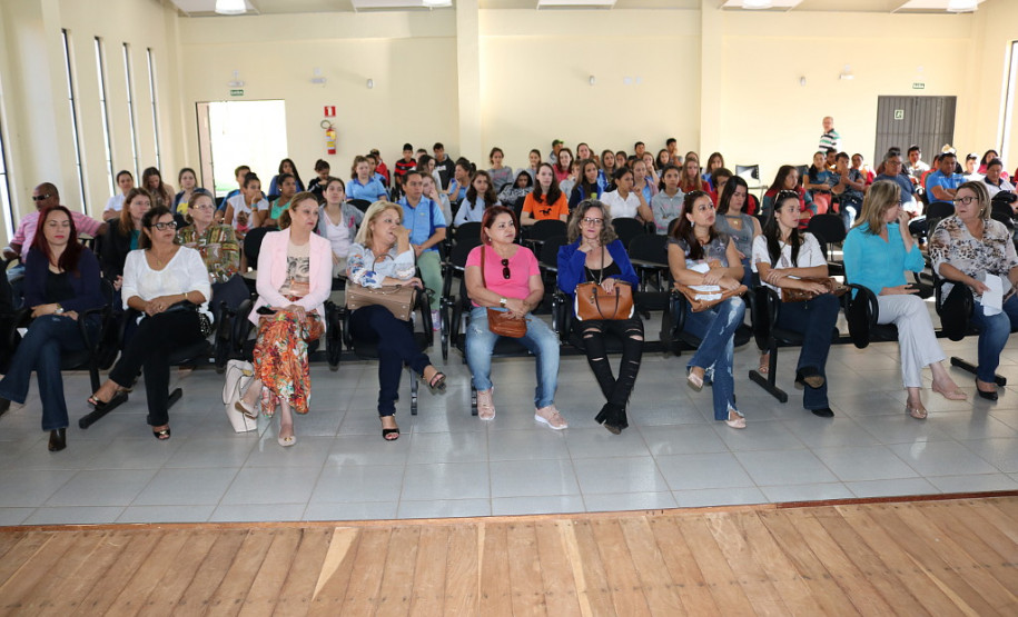 A Secretaria da Educação do Paraná promove nesta quarta-feira (04) a aula inaugural do Curso de Formação de Docentes da Educação Infantil e Anos Iniciais do Ensino Fundamental na Modalidade Normal Bilíngue Kaingang/Guarani – Aproveitamento de Estudos. O curso está sendo ofertado no Centro Estadual de Educação Profissional (CEEP) de Manoel Ribas, região Central, onde estão matriculados 45 alunos da etnia Kaingang e 43 alunos da etnia Guarani.