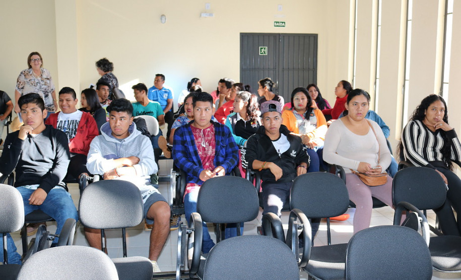 A Secretaria da Educação do Paraná promove nesta quarta-feira (04) a aula inaugural do Curso de Formação de Docentes da Educação Infantil e Anos Iniciais do Ensino Fundamental na Modalidade Normal Bilíngue Kaingang/Guarani – Aproveitamento de Estudos. O curso está sendo ofertado no Centro Estadual de Educação Profissional (CEEP) de Manoel Ribas, região Central, onde estão matriculados 45 alunos da etnia Kaingang e 43 alunos da etnia Guarani.